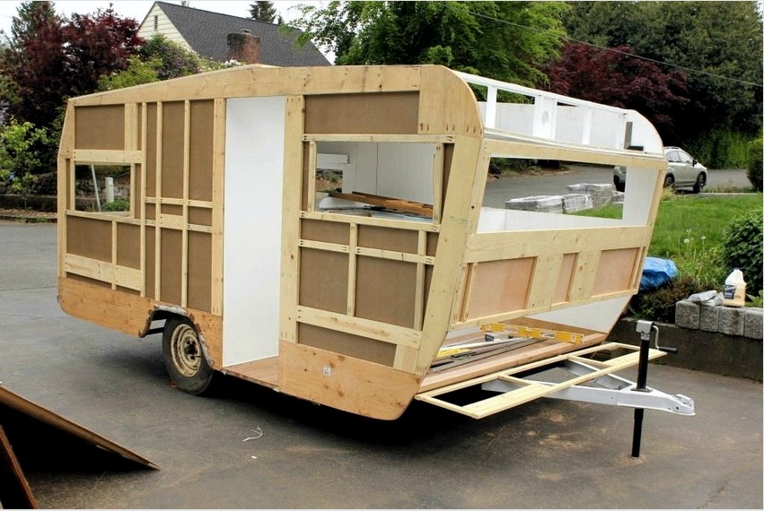 Teljesen lehetséges egy lakóautó vagy pótkocsi építése egyedül, ha rendelkezik a szükséges anyagokkal és bizonyos készségekkel