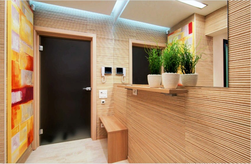 A bambuszvászonból készült háttérkép nem csak lakóhelyiségekben, hanem folyosókban és folyosókban is dekorációra alkalmas