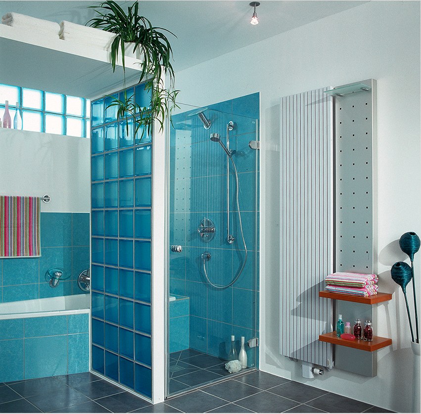 Az üvegtéglából készült zuhanyozófülke eredeti és stílusos megjelenésű