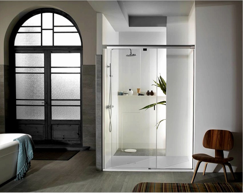 Ha a szoba nagy, akkor nemcsak a zuhanykabinra korlátozódhat, hanem a teljes fürdőt is felszerelheti
