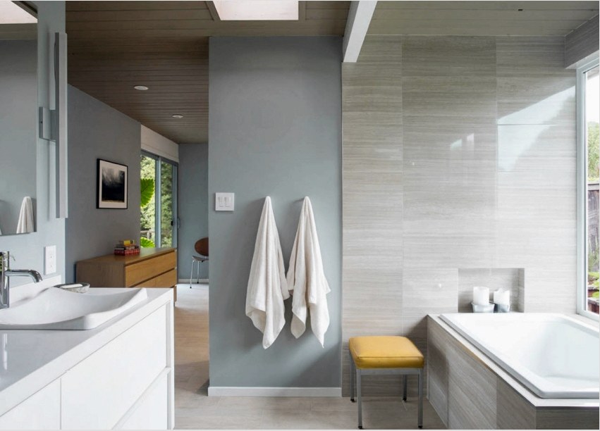 A fürdőszoba helyét vizuálisan kibővítheti, ha fényes típusú kerámialapokkal díszíti