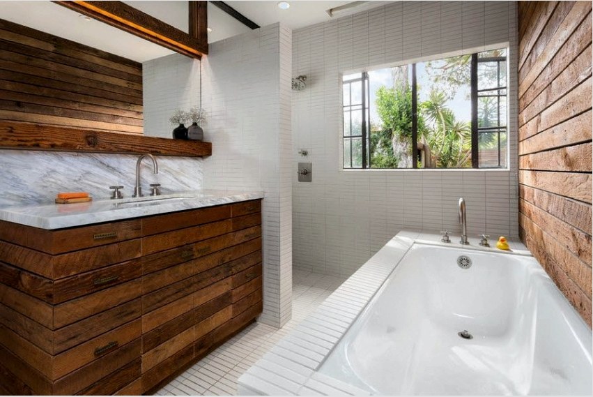 A fehér fürdőszoba csempe szépen keveredik a természetes fával