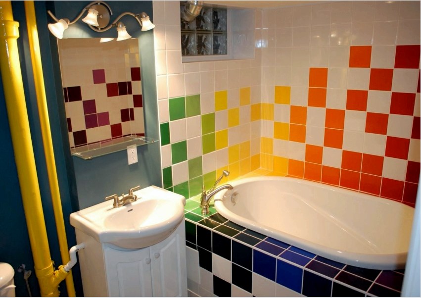 A kis fürdőszoba színes négyzet alakú lapokkal díszített.