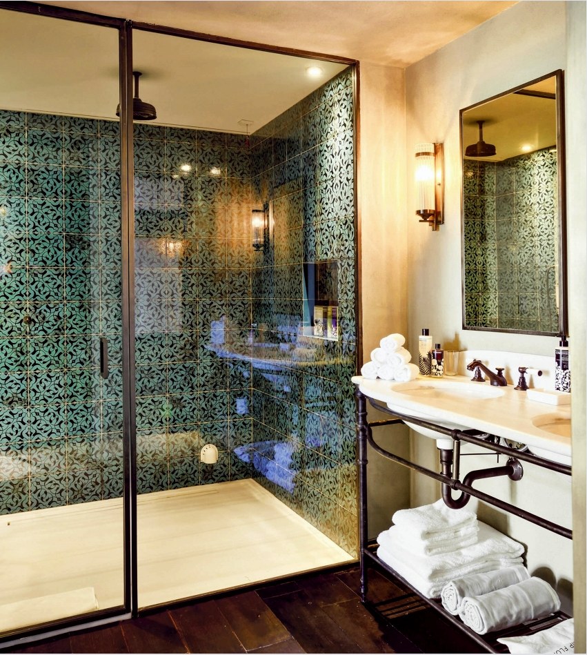 Annak érdekében, hogy a fürdőszoba belső tér harmonikus legyen, a csempe árnyalatát és az egyéb felületeket a színséma szerint kell kombinálni.