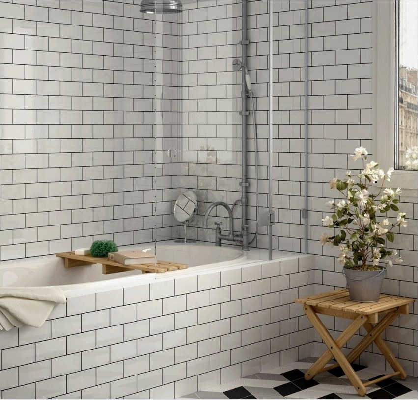 Közepes méretű fehér csempe fektetése a falak teljes kerülete mentén vizuálisan növeli a fürdőszoba helyét