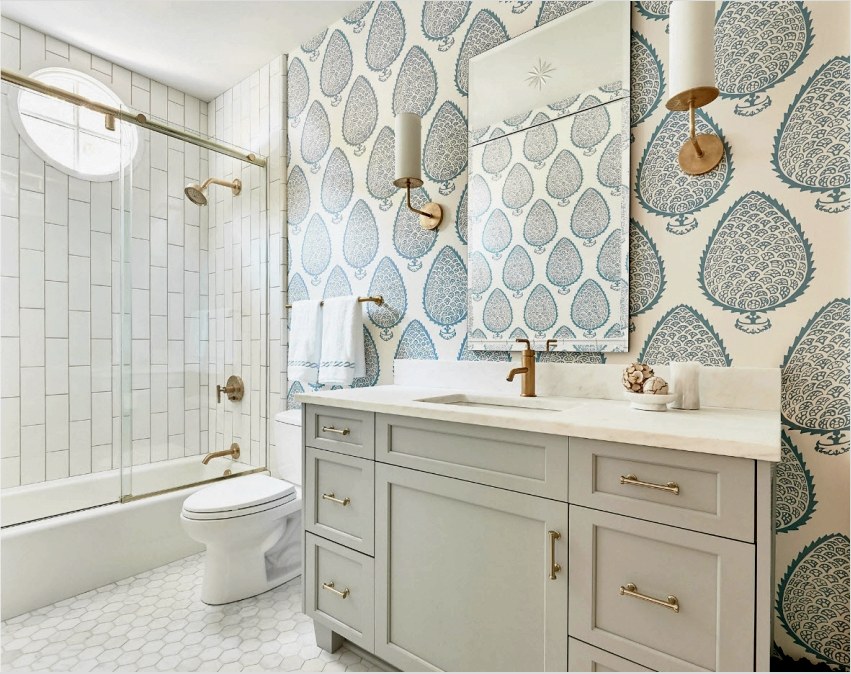 A fürdőszoba klasszikus stílusú tervezéséhez nedvességálló tapéta használható