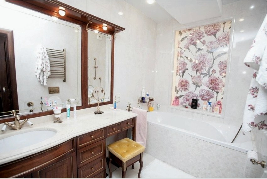 Ugyanaz a felület a falon és a padlón a fürdőszobához különleges érzetet kölcsönöz.
