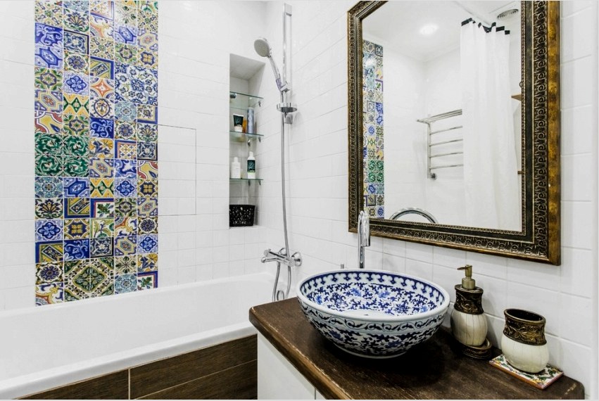 Kifejezőképességet adhat a fürdőszobában fényes dekoratív elemekkel vagy kontrasztos csempebetétekkel