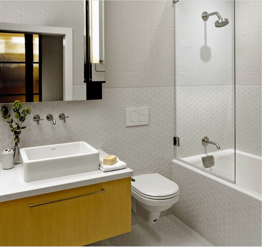 A fürdőszoba befejezéséhez kombinálhatja a különböző formájú és textúrájú csempéket