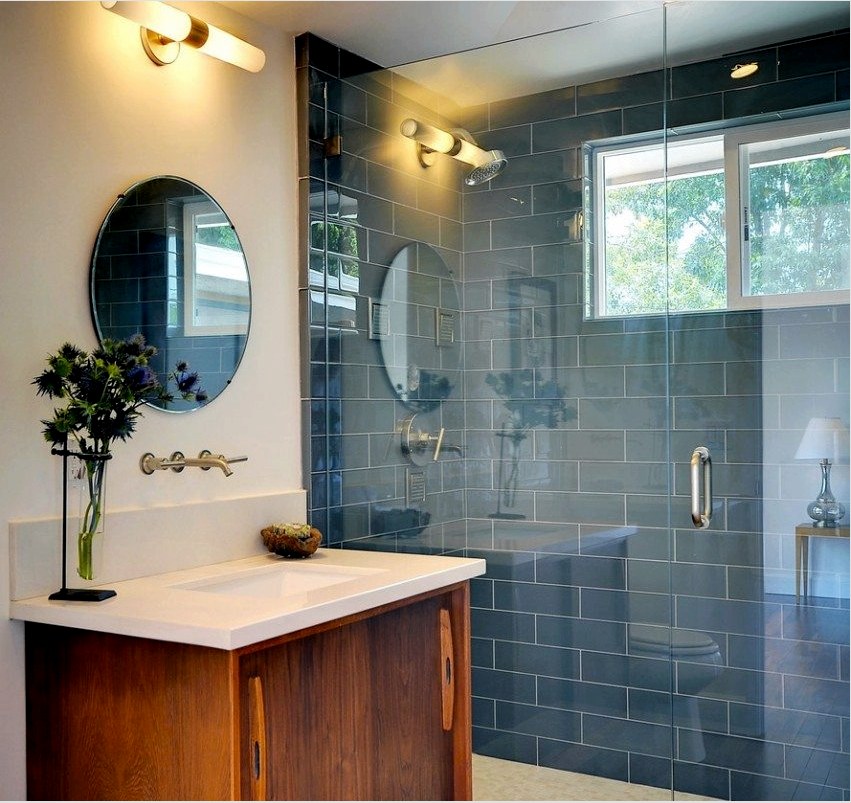 A fürdőszoba zuhanyzóját kontrasztos csempe díszíti, amely utánozza a téglalapot.
