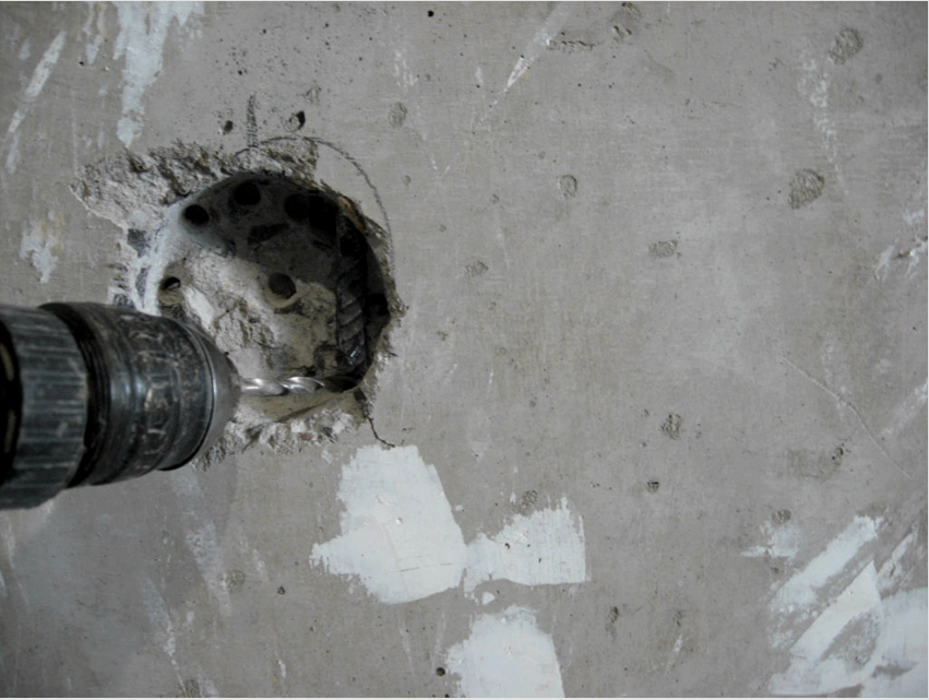 A vágott betont egy fúróval kopogtatja ki