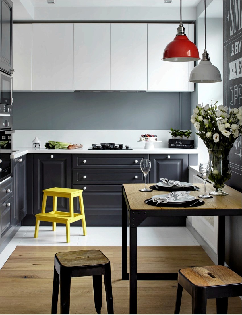 A kétszobás apartman kis konyháját jobb semleges színekben megtervezni, miközben élénk ékezeteket is használhat