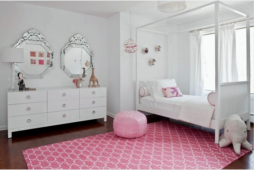 A vörös rózsaszín szőnyeg és a pufó a fehér falakkal szemben áll.