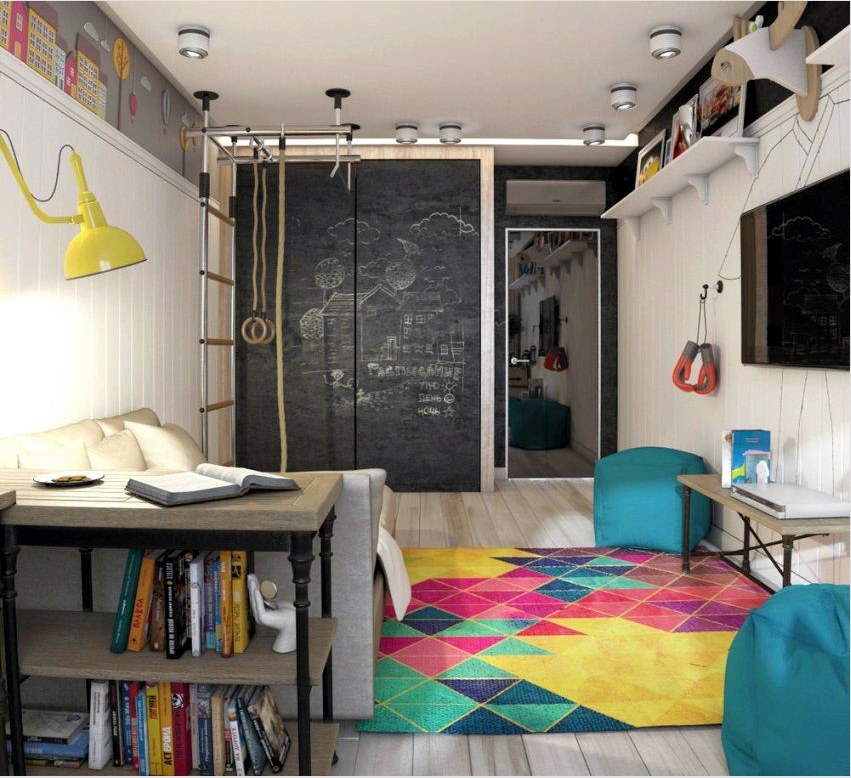 Egy színes szőnyeg és egy nyitott asztali állvány két részre osztja a helyiséget