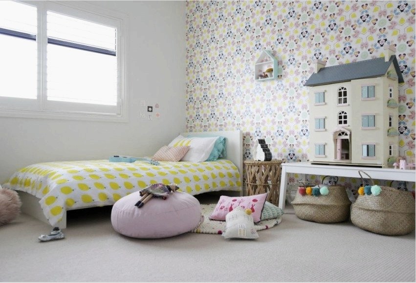Tágas gyermekszoba, amelyben kompakt módon elhelyezett bútorok és játékok találhatók
