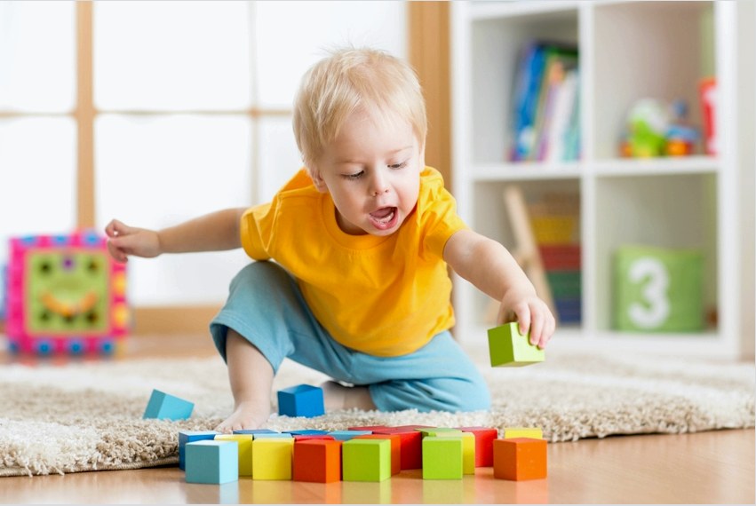 A 3 évesnél fiatalabb gyermekek szobájában szabadtéri szőnyeget kell elhelyezni