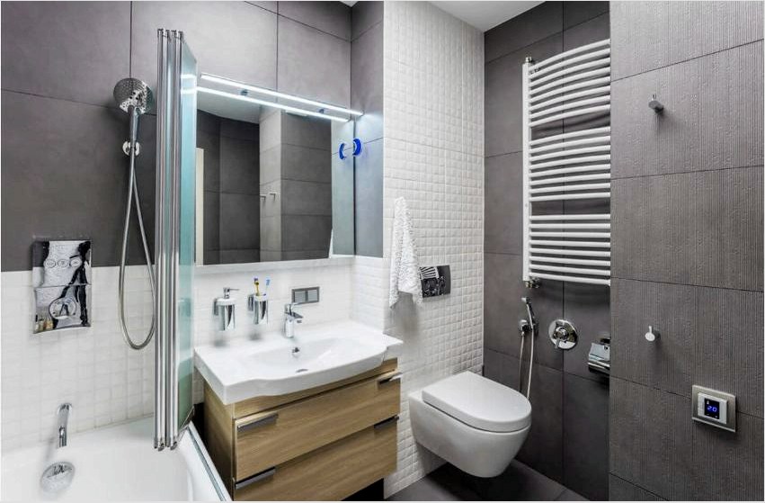 A kis apartmanban található fürdőszoba általában kombinált, tehát csak WC-csészén, fürdőszobában és éjjeliszekrényben lehet higiéniai termékekhez tartozni.