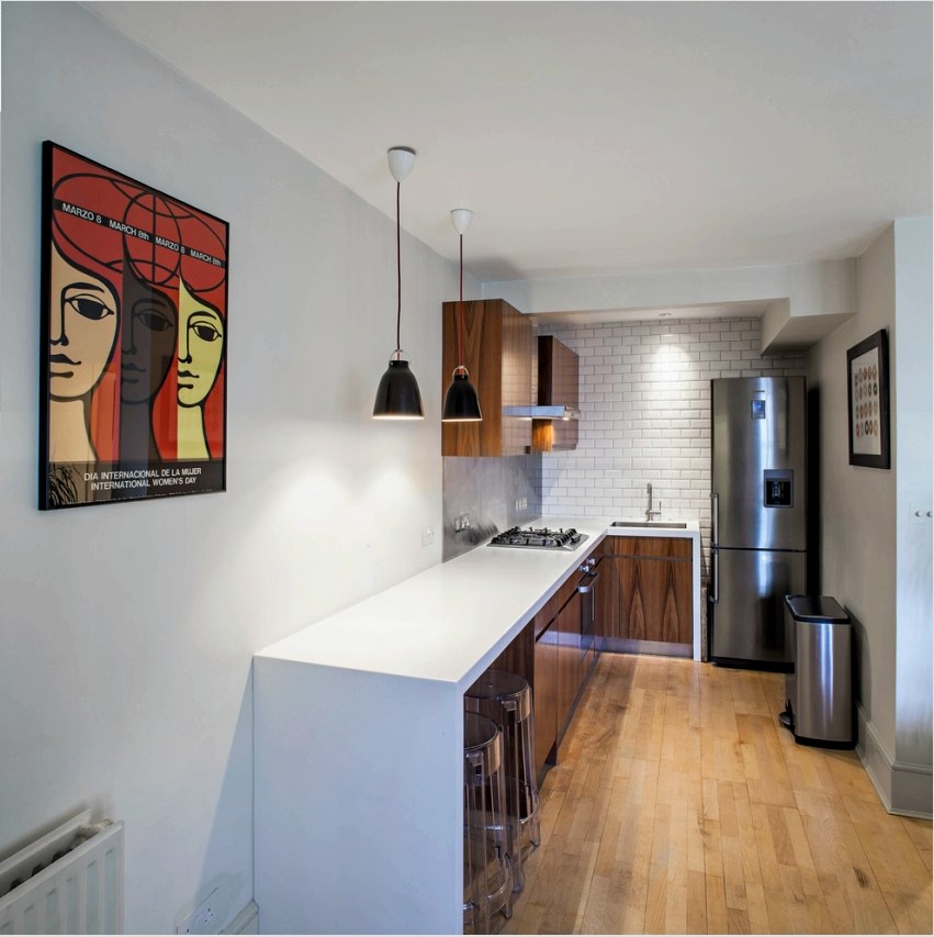 A modern tervezők a konyha és a folyosó közötti nyílást használják néhány bútor áthelyezésére a konyhán kívül, hogy növeljék a felhasználható területet