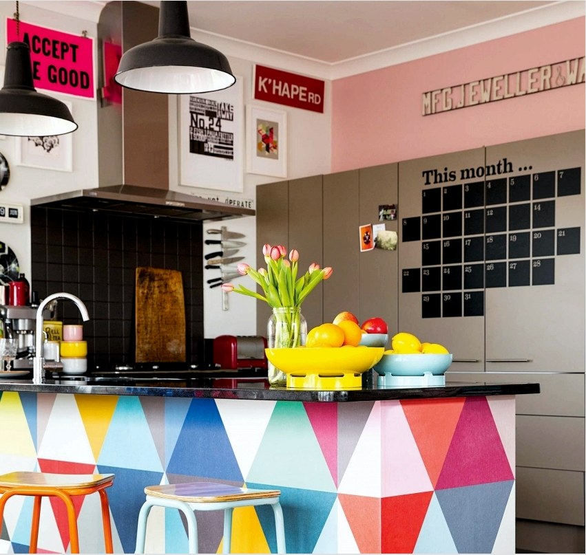 A konyha élénk színű kialakítása alkalmas stúdiólakásokra, lehetővé téve ezzel, hogy ne terhelje túl a belső tereket, és hangsúlyt fektessen a konyhaszobára