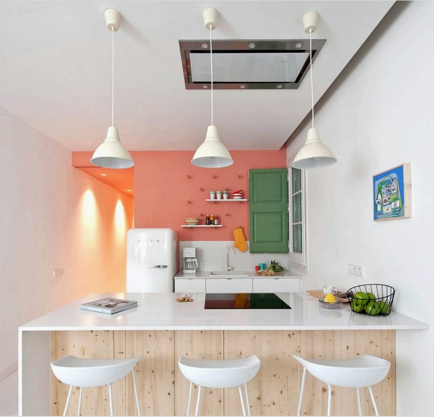 A konyha és a nappali kombinációja esetén érdekes lehetőségeket használhat a spot világításhoz, ezáltal kiemelve az étkezőt vagy a pihenőhelyet.
