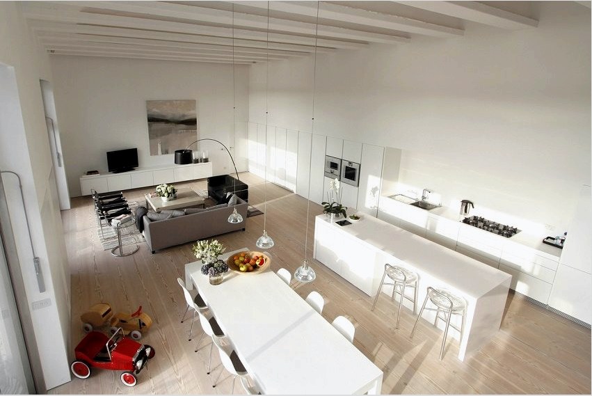 Friss belső tér, hófehér konyhabútorokkal, minimalista stílusban
