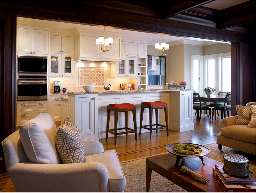 Egy hangulatos, meleg színű nappali, egy hagyományos stílusú konyhával kombinálva