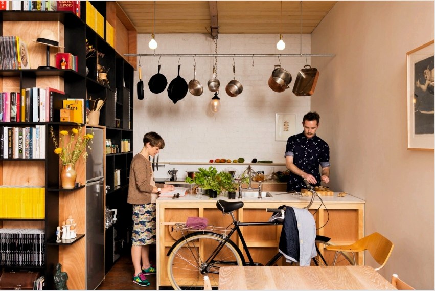 Még egy kicsi konyhában is kényelmesen elrendezheti mind a munkaterületet, mind a pihenőhelyet, a bútorok és készülékek megfelelő megválasztásával és elrendezésével