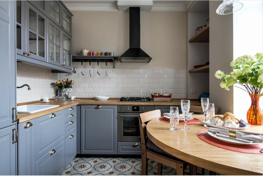 Egy kis konyhaszobával bizonyos tárgyakat vagy eszközöket ki lehet vinni más helyiségekbe, például egy hűtőszekrényt a folyosón, és az étkező részben loggiával kombinálható.
