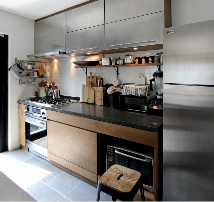 Egy szecessziós stílusú kis konyhához jó megoldás lenne a fényes fém bútorok kiválasztása
