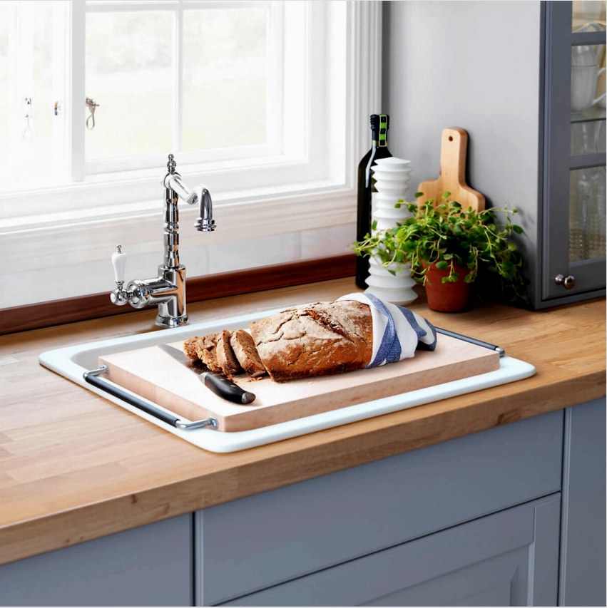 Ha a munkafelületet az ablakpárkány helyett rendezi, megnövelheti a kis konyha felhasználható felületét