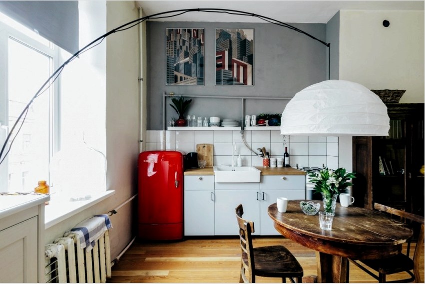 Egy kis konyha kombinálható a nappalival, ezáltal növelve mindkét szoba helyét