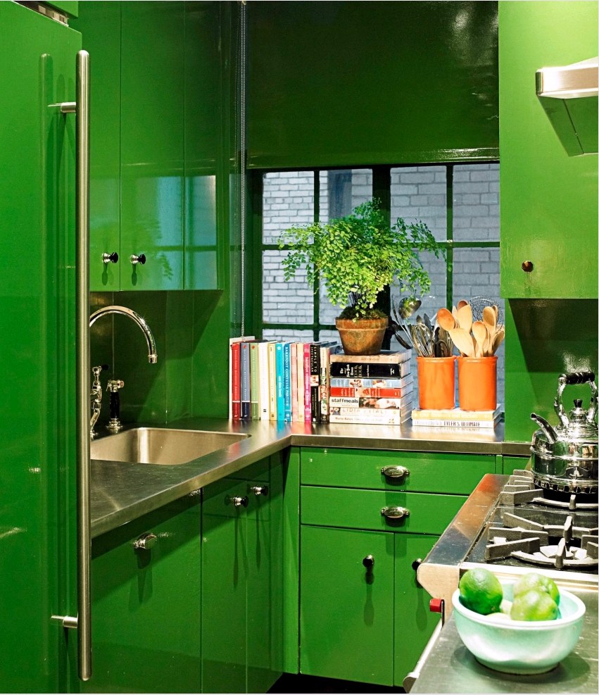 Ha egy kis konyha ragyogó telített színeit választja, fontos figyelembe venni a házban élő személyiség típusait