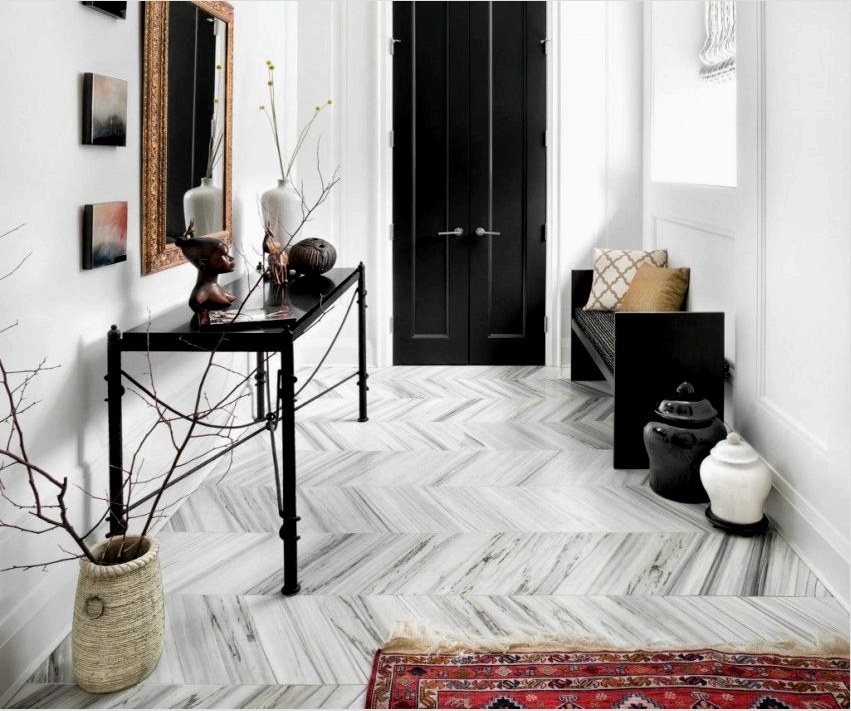 A folyosót vizuálisan megnövelheti egy átlós mintával a padlón
