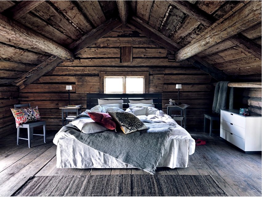 Az öreg fa lehetővé teszi, hogy romantikus faház stílusát hozzon létre a tetőtérben