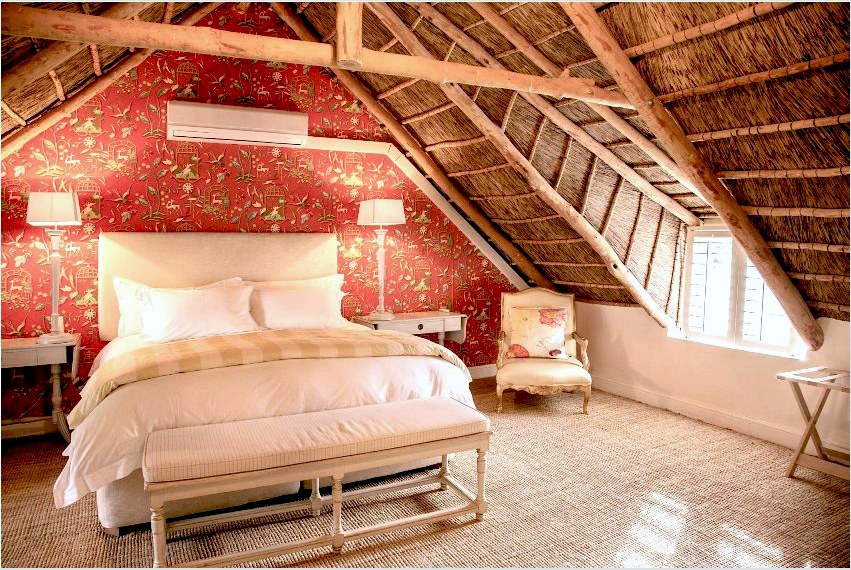 A tetőtér hálószobájának érdekes kialakítása selyemmel átalakított tapéta és bambuszpálcák felhasználásával