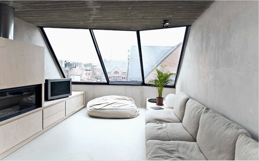 Panorámás ablak a tetőtér szobájának teljes szélességén