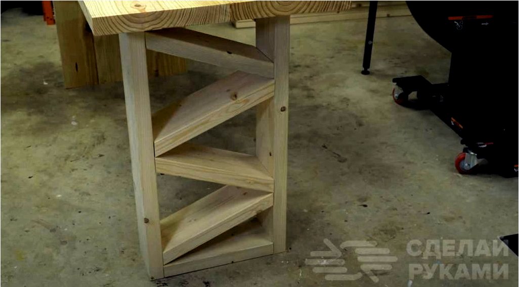 Hűvös, deszkákból készült íróasztal, amely alkalmas a tanulmányhoz