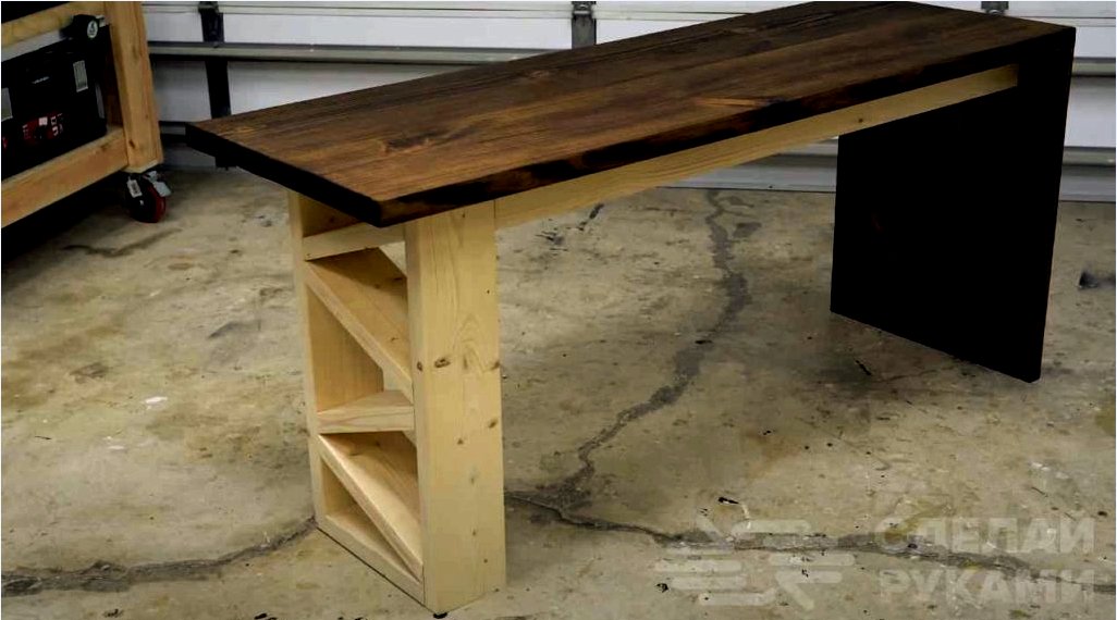 Hűvös, deszkákból készült íróasztal, amely alkalmas a tanulmányhoz