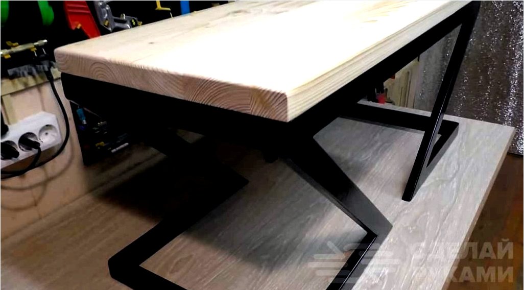 Hűvös kis asztal, professzionális csőből és fából készült, saját kezével
