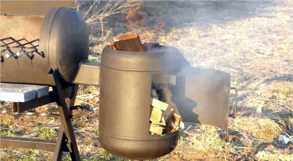 Propán tartályos füstölő a grill kiegészítéseként