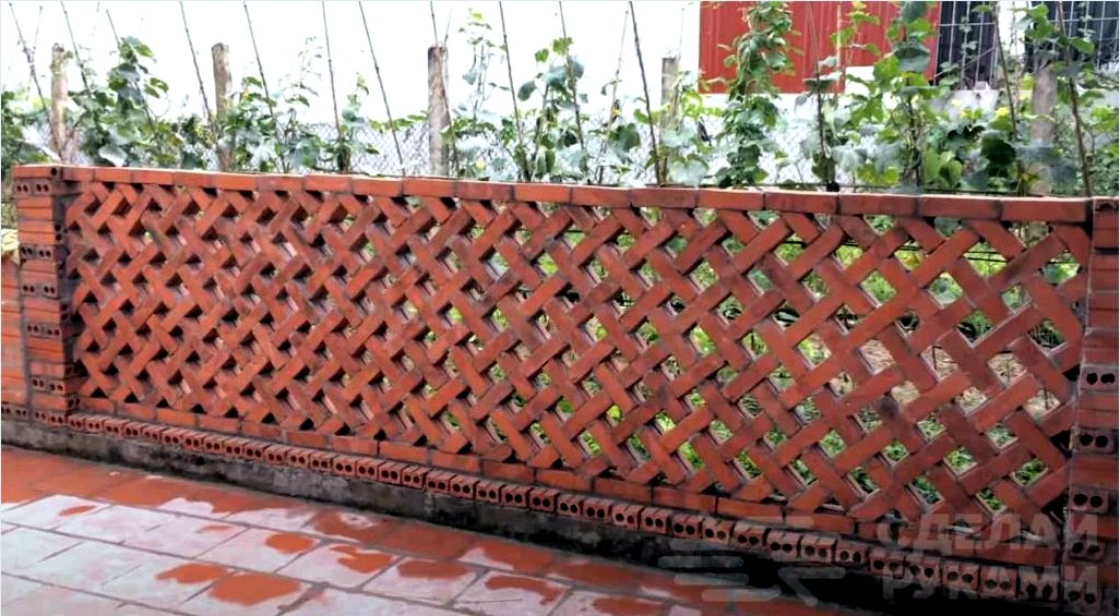 Gyönyörű dekoratív tégla fonott kerítés