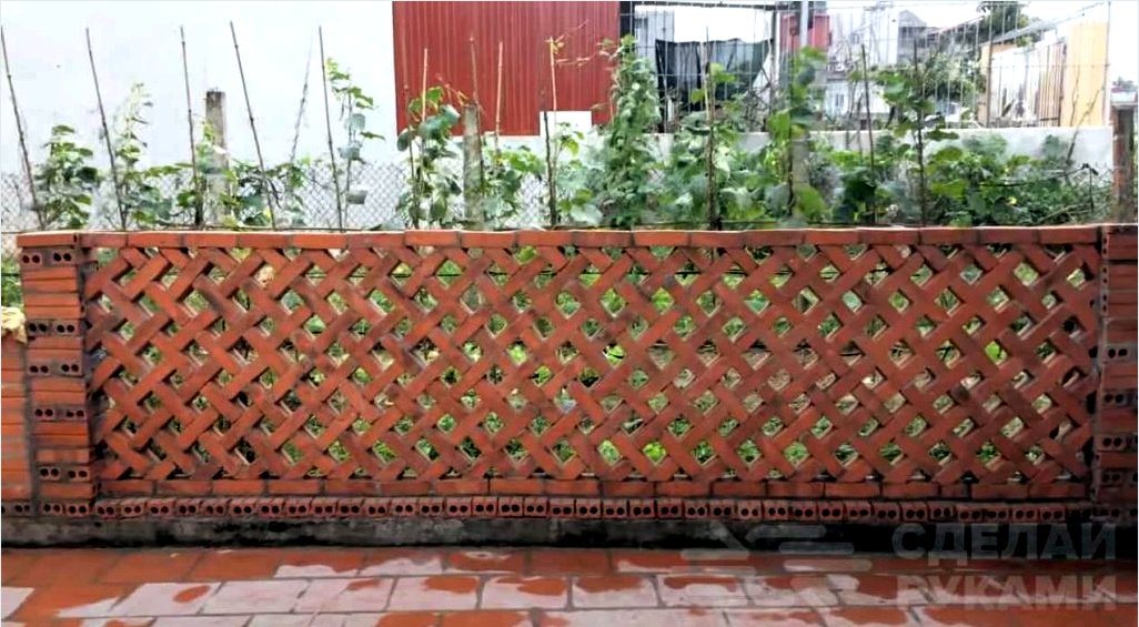 Gyönyörű dekoratív tégla fonott kerítés