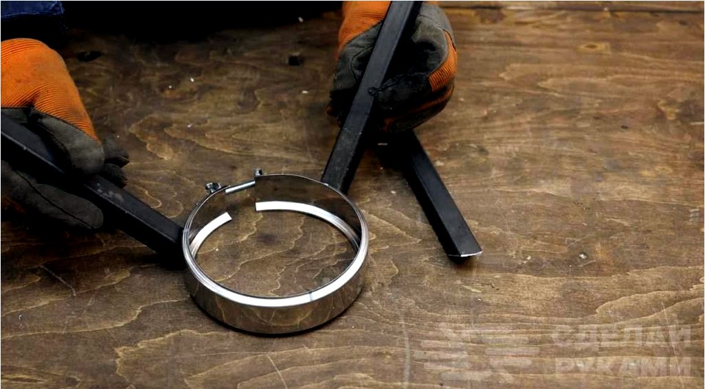 Függőleges rács egy kerek rozsdamentes acél cső darabjáról