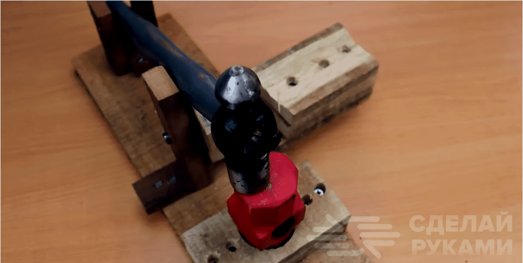 Mini elektromos kalapács kovácsolása csavarhúzóval vagy fúróval