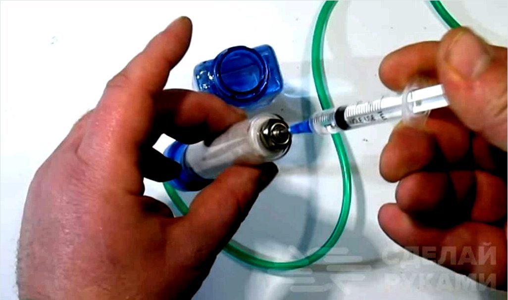 Mini gázégő üvegfecskendőből és kompresszorból
