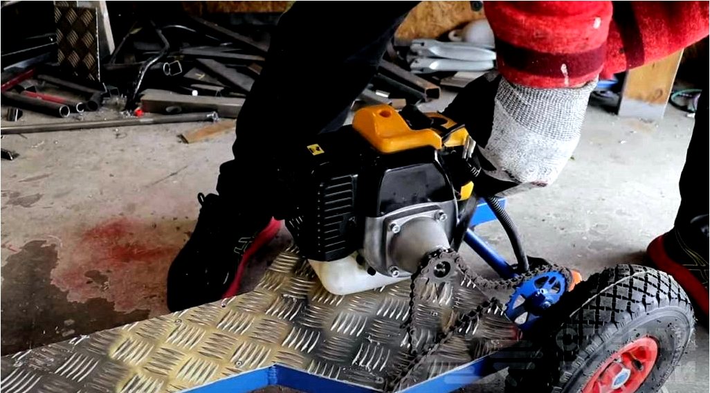 Motorkerékpár robogó trimmer benzinmotorral