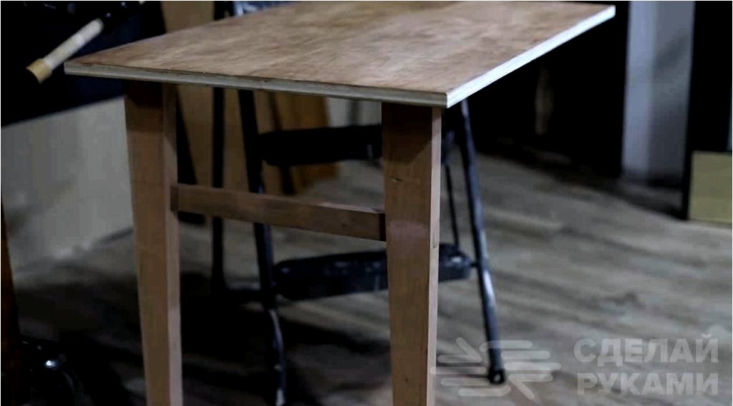 A fából készült, falra szerelt összecsukható asztal "csináld magad"
