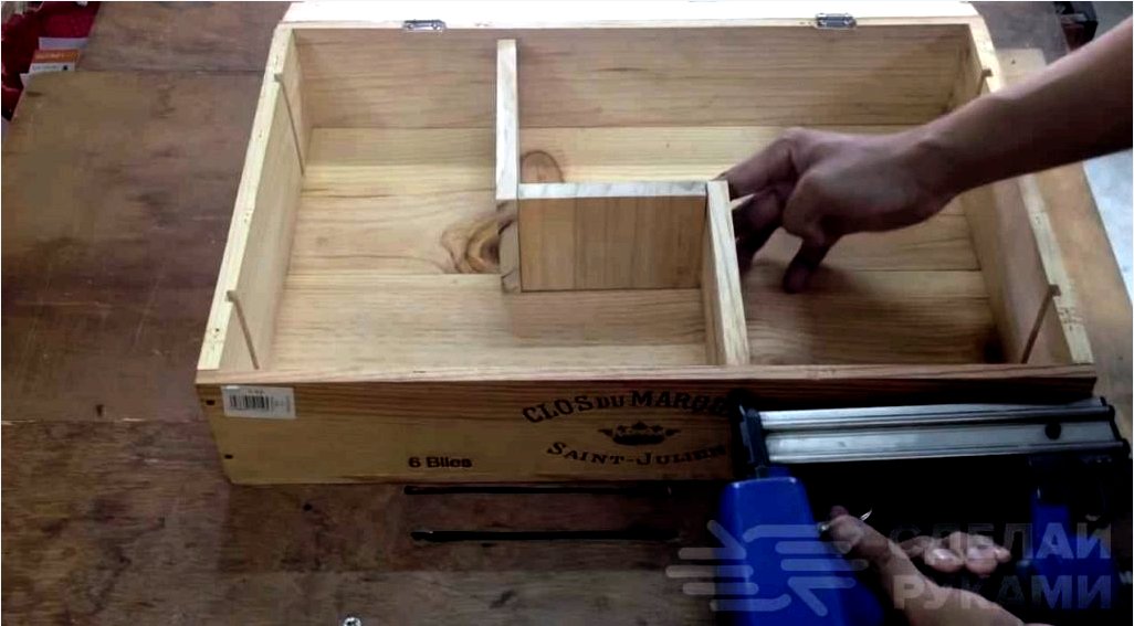 Fából készült szekrény csomagoláshoz