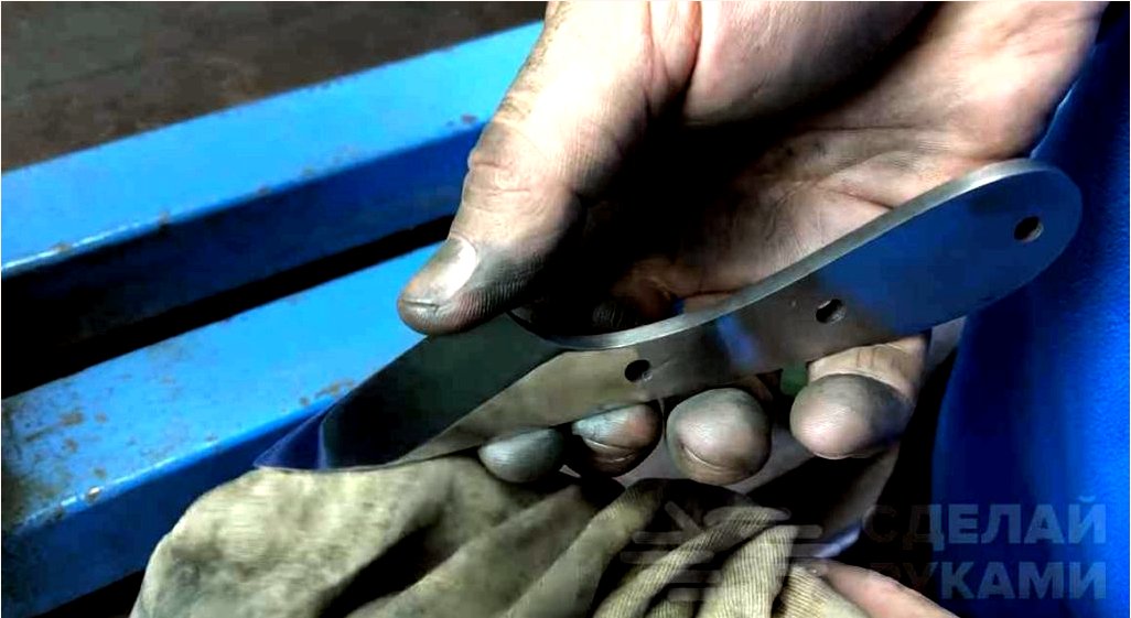 Kés bőrrel történő munkavégzéshez: egy régi reszelőből