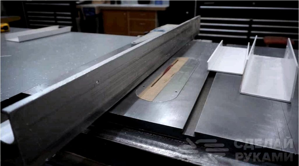 Szervező a hardver tárolására PVC csőből és fából